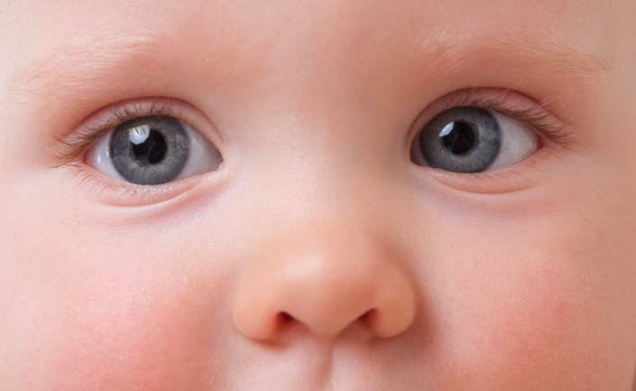 Les yeux de bébé : quand se forment-ils et que voit-il dans le ventre ? 
